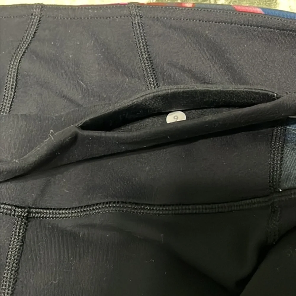 LULULEMON Capri black & floral leggings Size 6